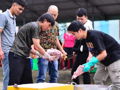 Nấu phở bằng cả tấm lòng gửi bà con vùng rốn lũ Hòa Thịnh