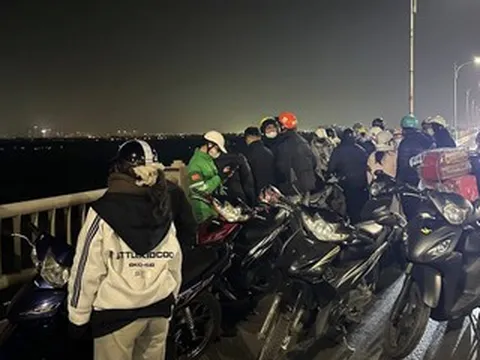 Hà Nội: Nghi có người nhảy cầu Vĩnh Tuy, cảnh sát khẩn trương tìm kiếm trong đêm