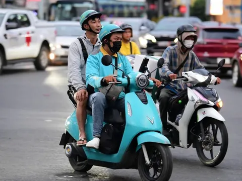 TP.HCM thống nhất chủ trương lắp tủ đổi pin xe máy điện trên vỉa hè