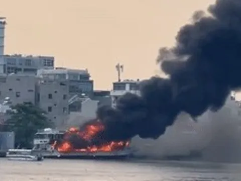 Cháy du thuyền trên sông Sài Gòn, lửa đỏ rực kèm khói đen bốc cao