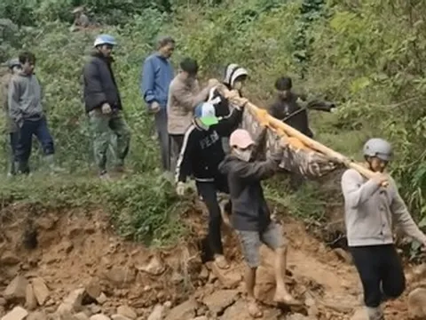 Hàng chục người ở Quảng Trị cáng cụ ông băng rừng, vượt suối đi cấp cứu