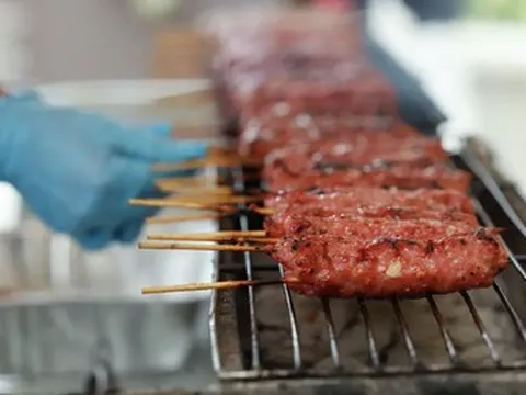 Quán nem nướng Nha Trang ở Mỹ bán 1.400 chiếc mỗi ngày, khách đông đột biến