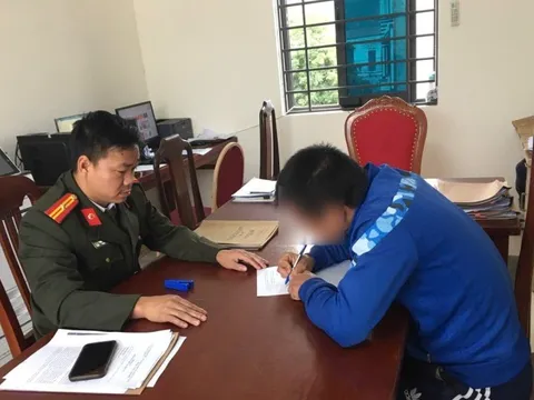 Công an làm việc với người đàn ông chia sẻ thông tin xấu độc trên mạng xã hội