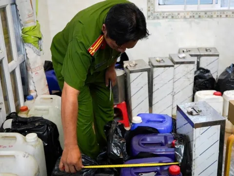 Khám xét đường dây sản xuất buôn bán nước hoa giả nhãn hiệu nổi tiếng quy mô lớn