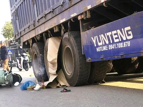 Bé trai 7 tuổi tử vong dưới bánh xe tải