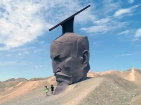 Bức tượng Hán Vũ Đế đặt giữa sa mạc ở Trung Quốc gây tranh cãi