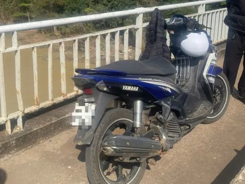 Tìm kiếm nam sinh viên để lại xe máy, giấy tờ tùy thân trên cầu