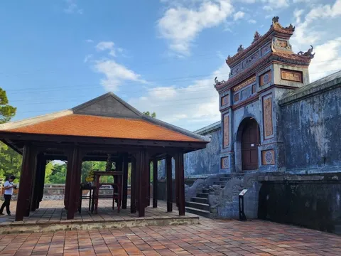 Ngôi nhà gỗ trước mộ Hoàng thái hậu Từ Dụ: Tạm giữ nguyên, sau Tết sẽ tháo