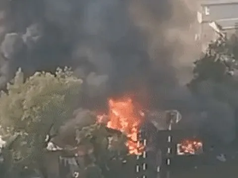 TPHCM: Cháy dữ dội dãy nhà sau chợ Bình Trưng, tiểu thương hốt hoảng tháo chạy