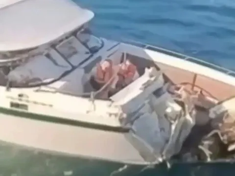 Đâm vào tàu cá, tàu cao tốc Thái Lan bị lật úp, du khách rơi xuống biển