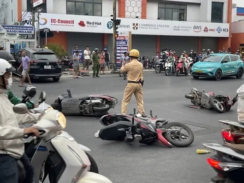 Ô tô lao nhanh tông 5 xe máy ngay giao lộ ở TPHCM