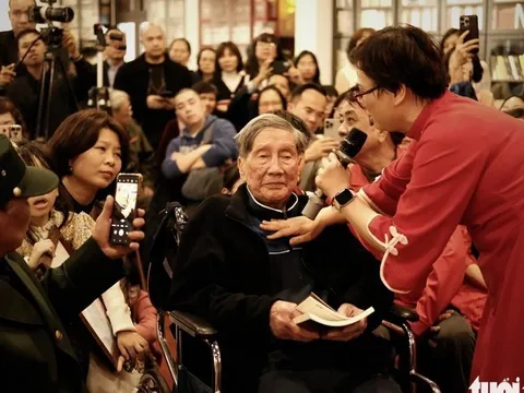 Nhạc sĩ Phạm Tuyên khóc trong vòng tay khán giả khi mừng sinh nhật tuổi 96