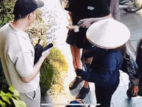 Khách Tây suýt bị "chặt chém" 850.000 đồng một chiếc nón lá ở phố cổ Hà Nội