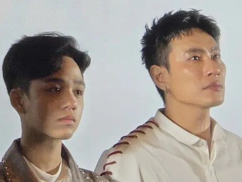 Kiều Minh Tuấn khóc, nói không thành tiếng vì nhớ về người cha quá cố