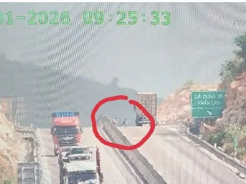 Ba thiếu niên chơi đùa trên đường cao tốc Cam Lâm - Vĩnh Hảo