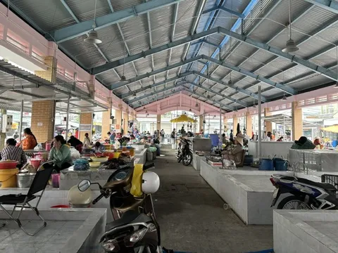 Tiểu thương buồn hiu vì chợ mới xây xong chỉ loe ngoe vài người mua