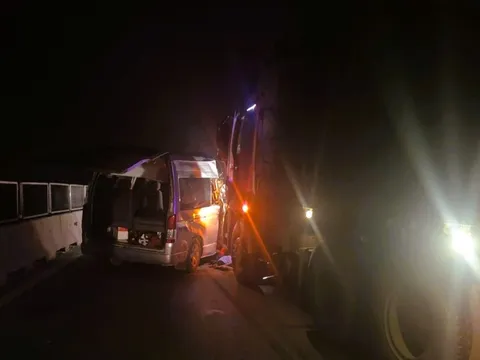 Tai nạn xe khách trên cao tốc, 4 người chết, 6 người bị thương