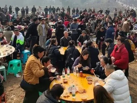 Cô gái đăng tin tìm người mổ lợn, cả làng đón 10.000 khách lạ tới giúp