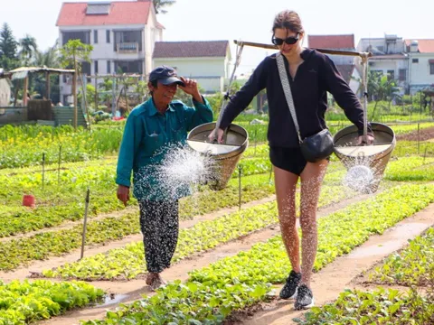 Du khách nước ngoài mê cuốc đất tại làng rau hơn 400 năm tuổi