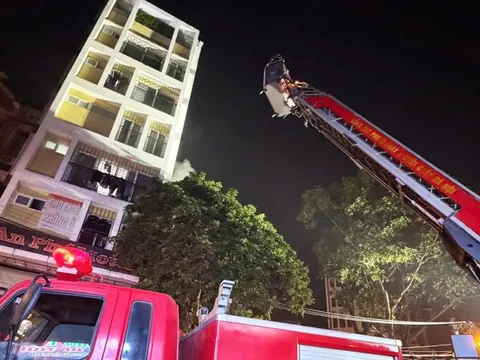 Cháy nhà nghỉ 8 tầng lúc rạng sáng, tạm giữ 1 đối tượng nghi phóng hỏa