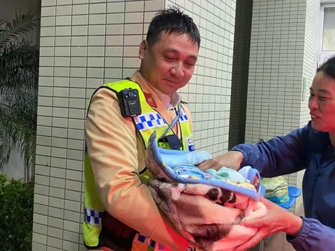 Bé trai chào đời trên xe tuần tra của cảnh sát giao thông