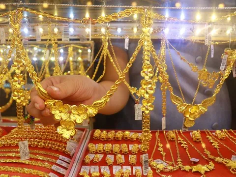 Vì sao giá vàng và giá bạc tăng không ngừng?