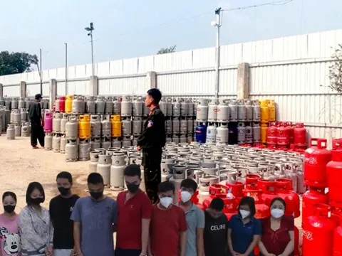 100 CSBCS khám xét khẩn cấp 12 địa điểm ở các tỉnh thành, bắt 16 người, tịch thu số tang vật đặc biệt lớn