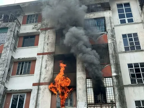 Chung cư giữa khu dân cư đông đúc bất ngờ bốc cháy