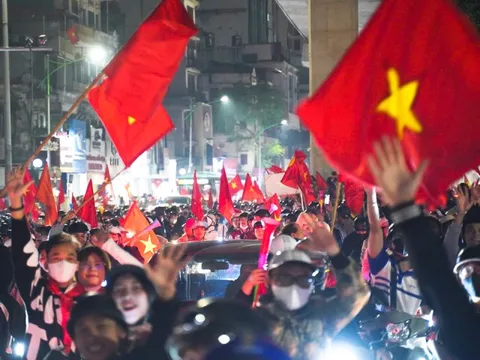 Hơn 3h sáng, cờ đỏ sao vàng nhuộm kín phố Hà Nội mừng U23 Việt Nam vào bán kết