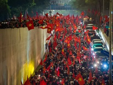 Đường Hà Nội, TPHCM đỏ rực màu cờ trong đêm sau chiến thắng của U23 Việt Nam