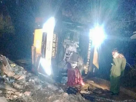 Xe khách lao xuống cống, lật nghiêng khiến 4 người tử vong