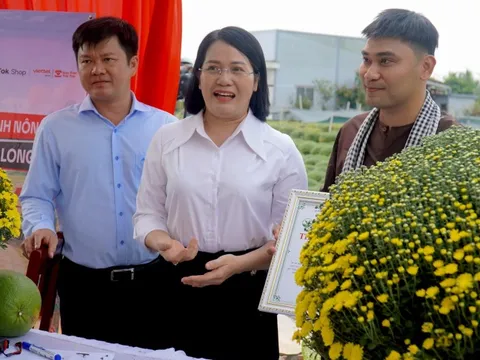 Bí thư và phó chủ tịch xã Chợ Lách livestream bán cúc mâm xôi giúp nhà vườn