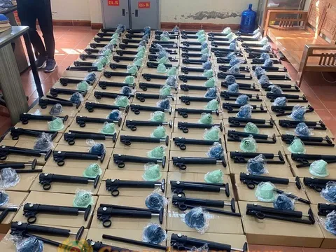 Phát hiện 320 khẩu súng quân dụng giấu tại một kho hàng