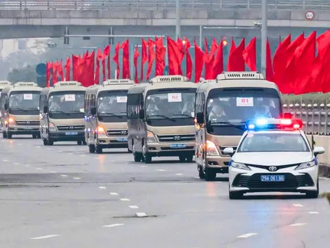 Đoàn xe đại biểu tới Trung tâm Hội nghị Quốc gia dự phiên họp trù bị Đại hội XIV của Đảng