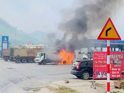 Quảng Ninh: Xe bồn tưới nhựa đường bốc cháy dữ dội trong cây xăng
