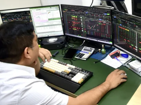 Cổ phiếu nào thực sự 'đông người chơi' nhất sàn chứng khoán năm 2025?