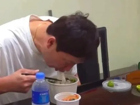 Huấn luyện viên U23 Việt Nam Kim Sang Sik gây sốt khi ăn phở cùng kim chi