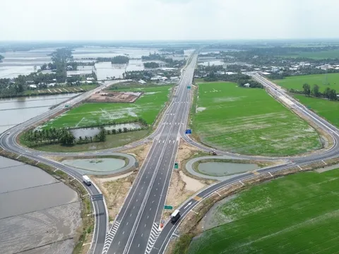 Cao tốc Cần Thơ - Cà Mau thông xe, tiền xăng giảm từ 500 ngàn xuống 300 ngàn đồng