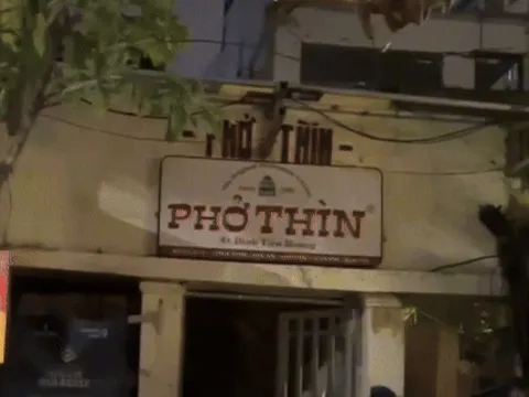 Khoảnh khắc quán phở Thìn Bờ Hồ tuổi đời 71 năm bị phá dỡ