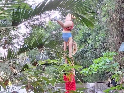 Du khách leo trèo, tập yoga trong chùa Thái Lan gây phản cảm