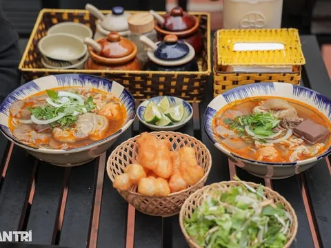 Ăn bún bò Huế trong biệt thự cổ ở Hà Nội, khách Tây thấy choáng ngợp