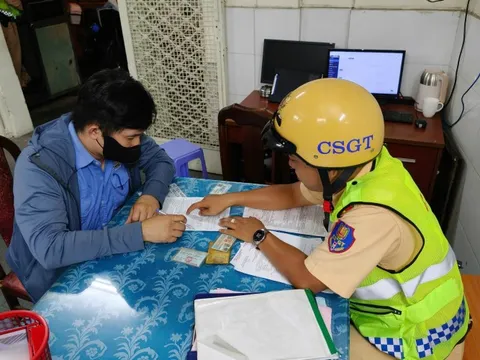CSGT TPHCM tịch thu xe người đàn ông vi phạm 3 lỗi