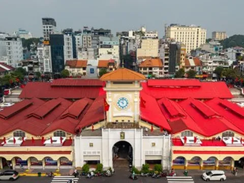 Các công trình biểu tượng của TPHCM 'thay áo mới' đón Tết Bính Ngọ 2026