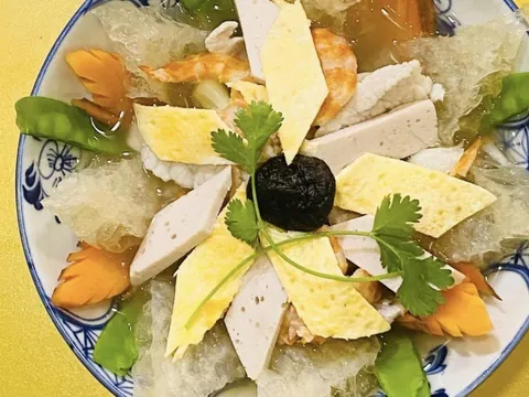 Canh bóng thả ngày Tết và bí quyết tẩy bóng bằng nước mắm với hạt tiêu