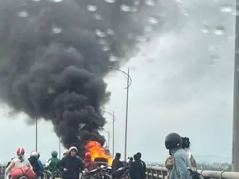 VIDEO: Nhiều người dân đứng xem xe ô tô cháy ngùn ngụt trên cầu