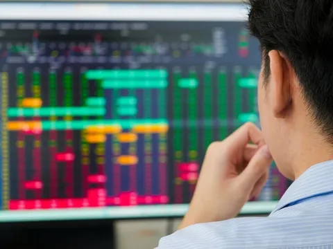 VN-Index lùi bước giữa sắc xanh áp đảo, cổ phiếu bất động sản bứt phá