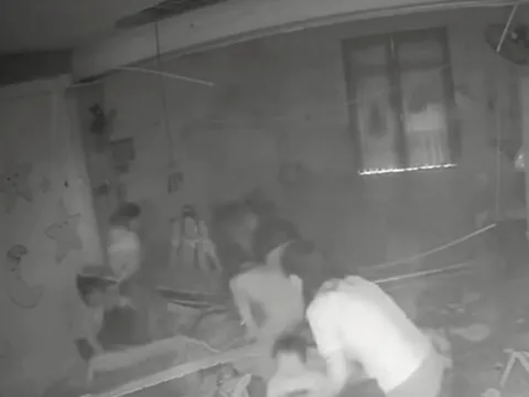 Trần thạch cao đổ sập đè trúng nhiều trẻ mầm non đang ngủ