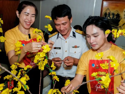 Mang Tết sớm đến các chiến sĩ, người nghèo