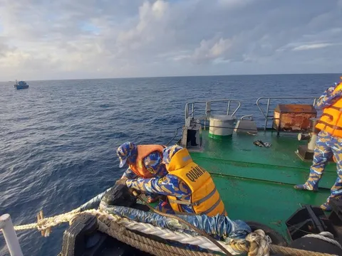 Khánh Hòa: Cứu 8 ngư dân bị thả trôi, nỗ lực tìm 8 ngư dân khác mất tích