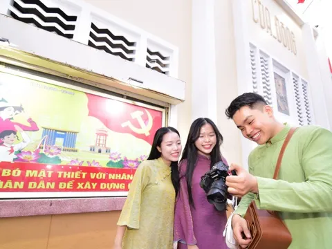 Người dân, du khách thích thú check-in, ngắm nhìn ‘áo mới’ chợ Bến Thành